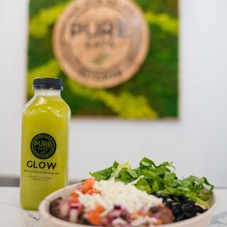Eating healthy will make you G L O W #nycfoodies #nycfoodie #nycfoods #nycfood #nycrestaurants #nyc #lifestyle #foodie #nyceatssss #cafè #rice #nyceats🍽 #healthyfood #healthylifestyle #nycfoodiefinder #healthymeal #nutrition #chicken #burritobowl #bowl #juice #juicer #juicebar